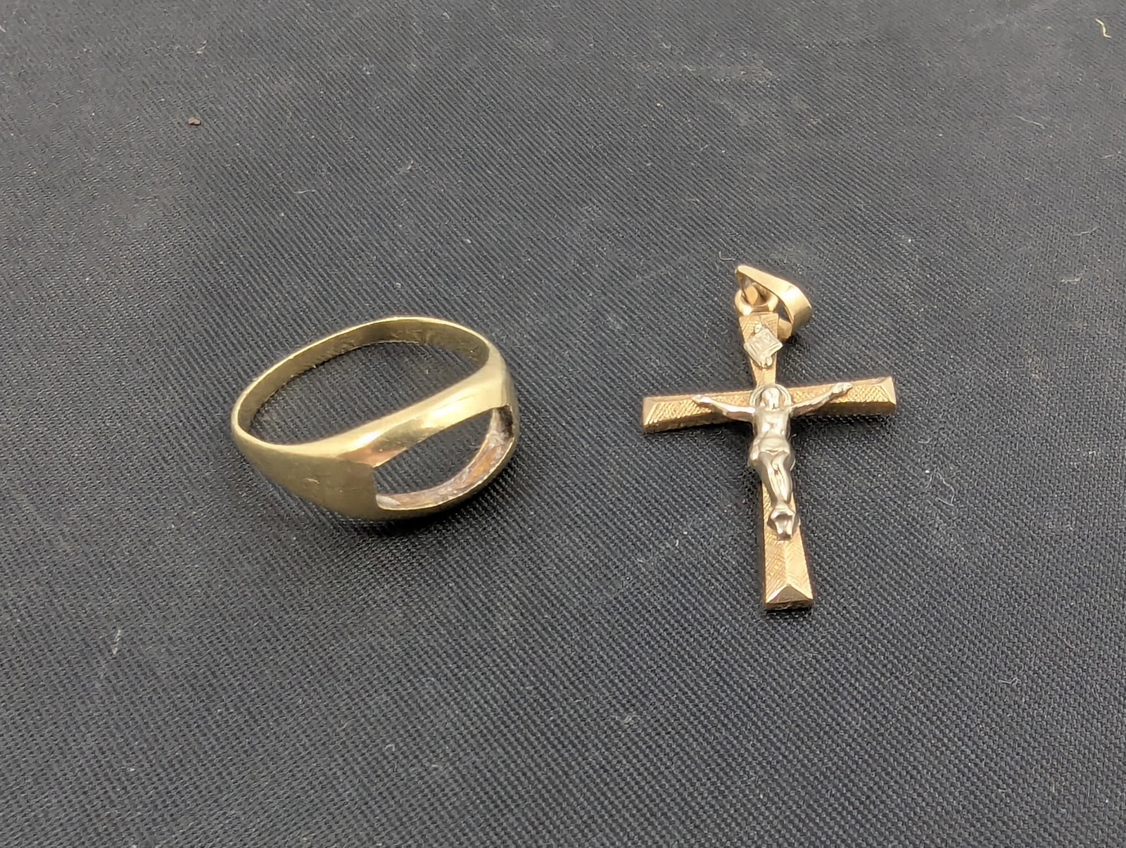 14K Jewelry Lot 3.6 g total: 14 K Marked Gold cross and ring missing stone , 3.6 g total weight