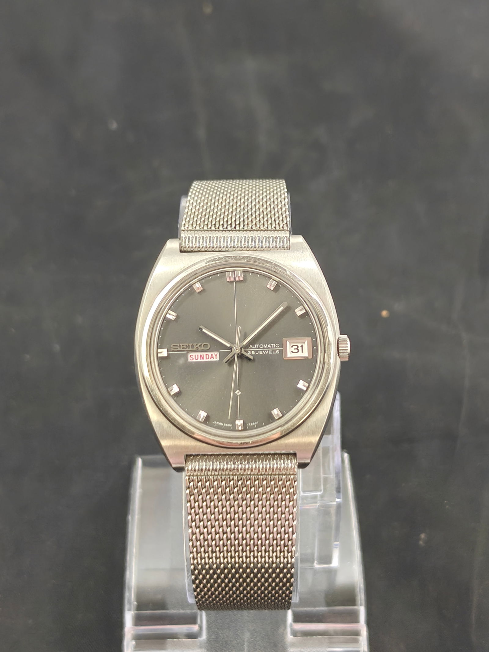 Seiko Lord Matic 5606-7260T Automatic Wristwatch, Grey Dial, Mesh Bracelet: Seiko Lord Matic men’s wristwatch, reference 5606-7260T. Stainless steel case with grey sunburst dial, applied silver indices, day-date window at 3 o’clock, and sweeping seconds hand. Dial marked