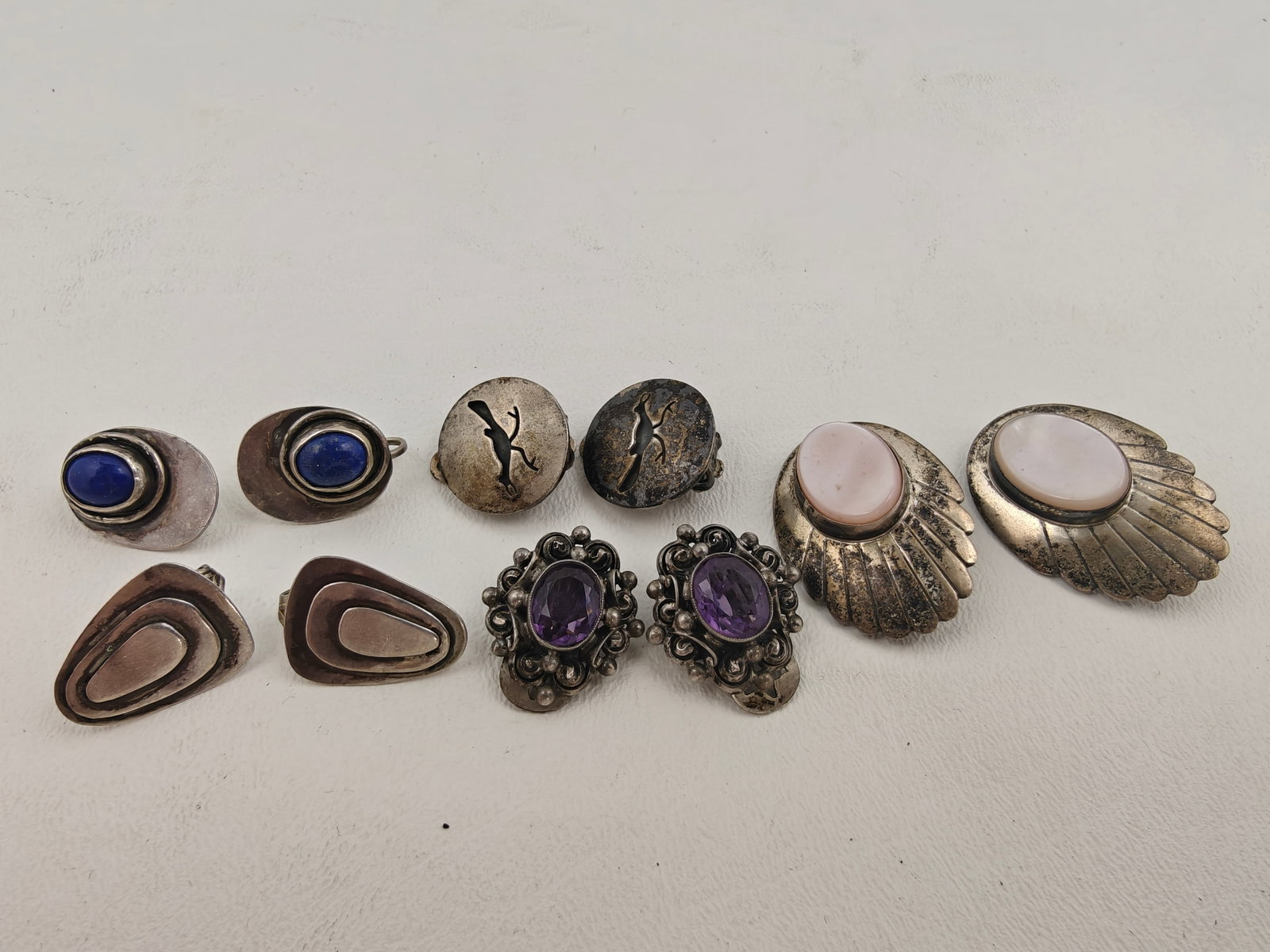 5 Pair vintage sterling clip on earrings: 5 Pair Sterling Clip on Earrings 3 pair with stones 3 pair with stones (lapis lazuli? amethyst? pink opal?) total lot weight 51 g.