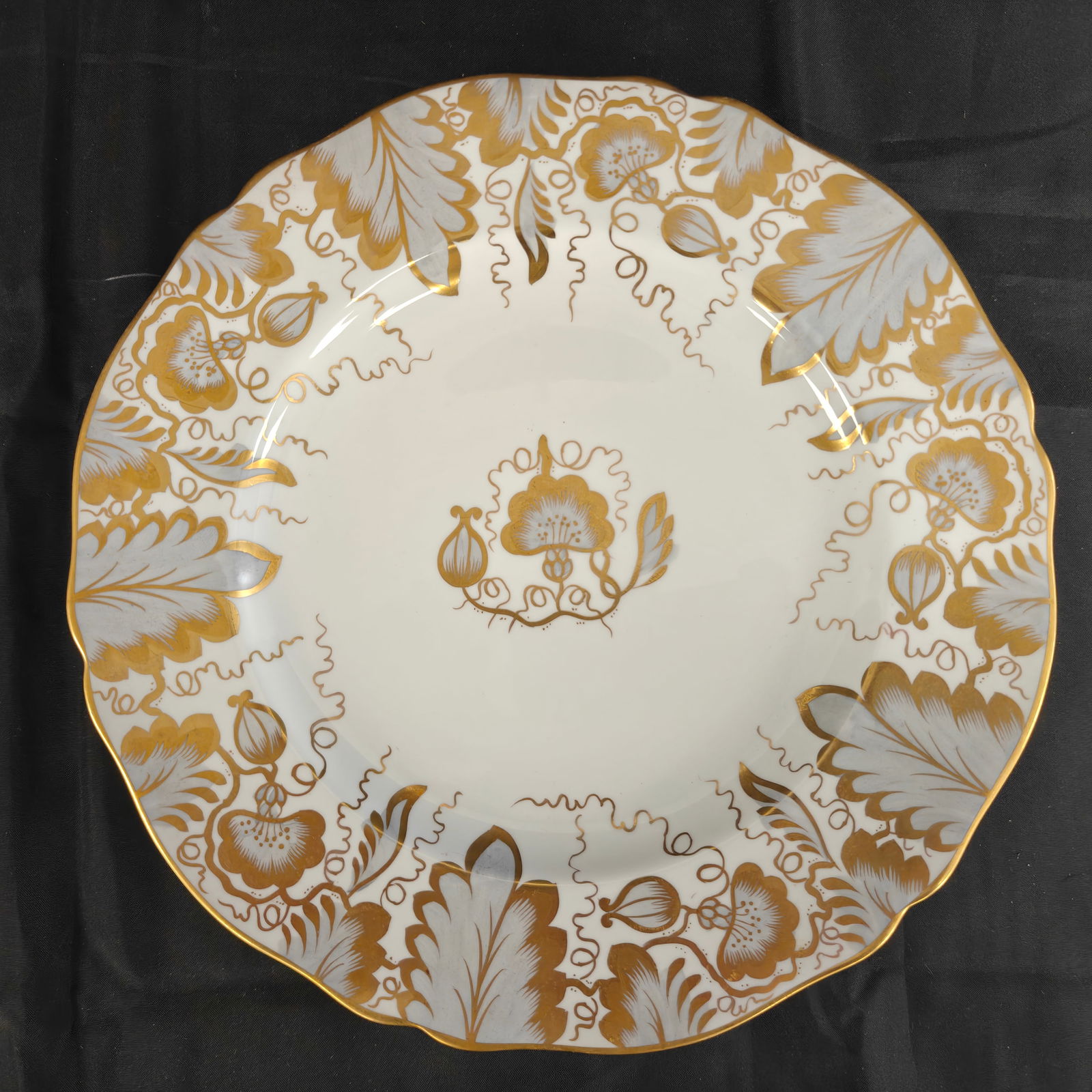 Set of 8 Tiffany & Co. Copelands Grosvenor China Dinner Plates, Pattern 9799: A fine set of eight porcelain dinner plates retailed by Tiffany & Co., New York, and produced by Copelands Grosvenor China, England. Each plate measures 10.5 inches in diameter and is hand-decorated w