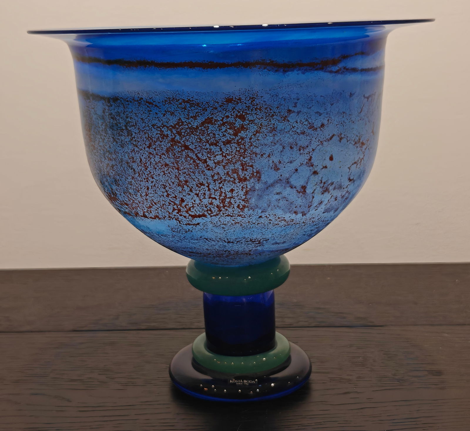Kosta Boda ?Can Can? Pedestal Art Glass Bowl by Kjell Engman: Vibrant art glass pedestal bowl from the “Can Can” series, designed by Kjell Engman for Kosta Boda, Sweden. This striking piece features a deep cobalt blue body with mottled surface patterning