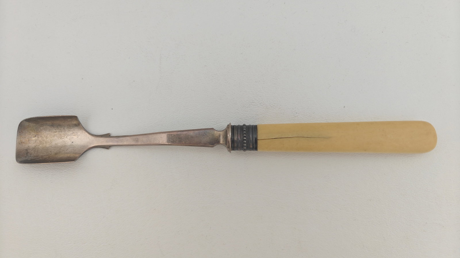 Robert Mosley & Ebenezer Hall Sheffield Stilton Scoop with Bone Handle, 1828 ? 9.5": A fine early 19th-century Stilton cheese scoop by Robert Mosley & Ebenezer Hall, hallmarked Sheffield 1828. This elegant piece features a sterling silver scoop end with a curved form for serving Stilt