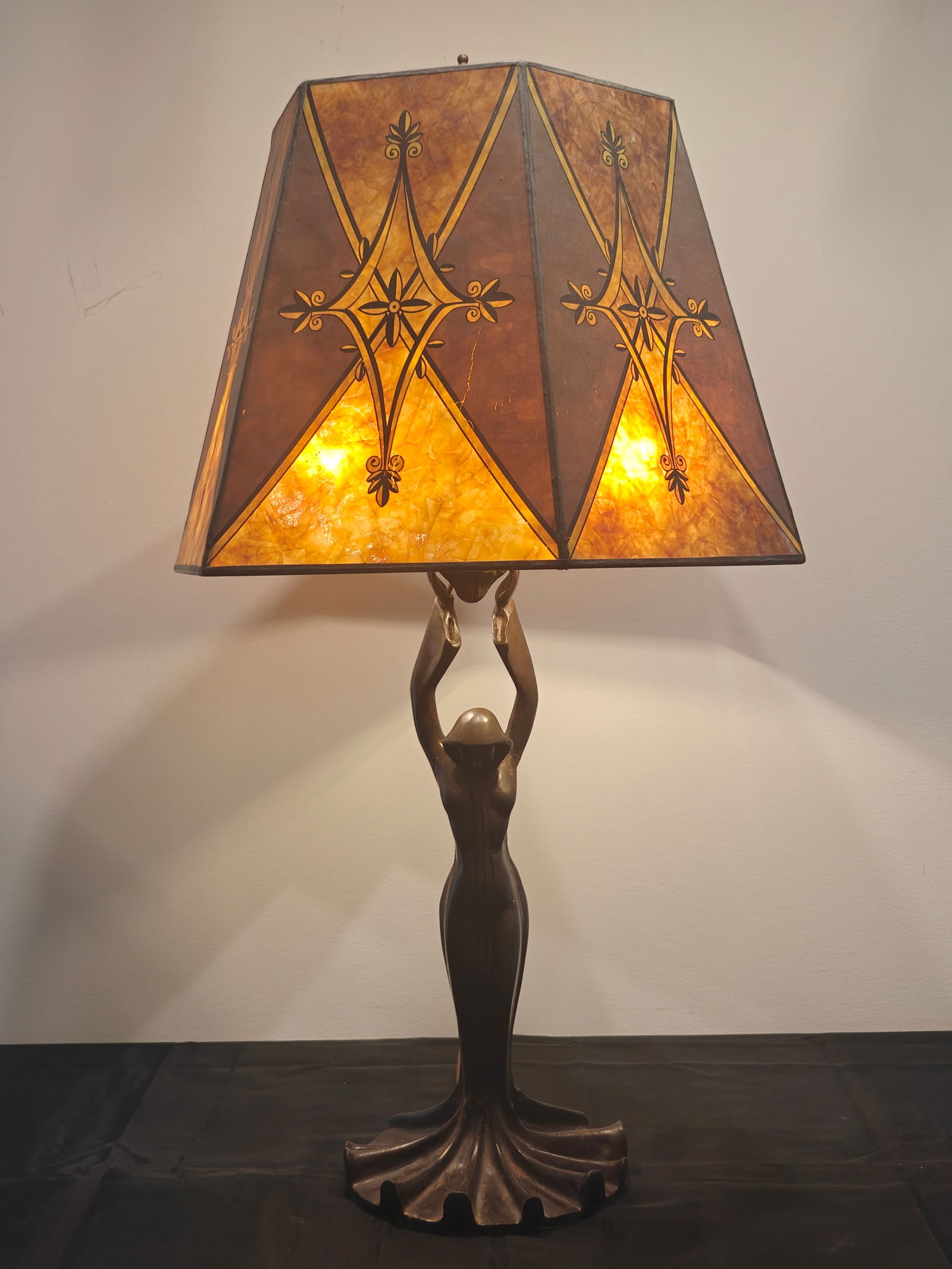 Art Deco Style Figural Table Lamp with Mica Shade (1 of 9)