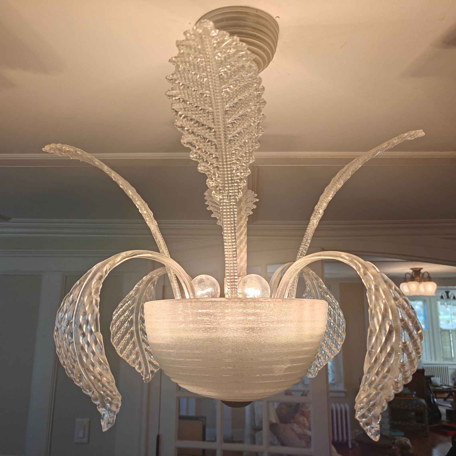 Attributed to Barovier e Toso Murano Glass Palm Leaf Chandelier: Elegant mid-20th century Murano glass chandelier attributed to Barovier e Toso. The design features clear and frosted ribbed glass elements forming a sculptural palm leaf motif, with a textured centra