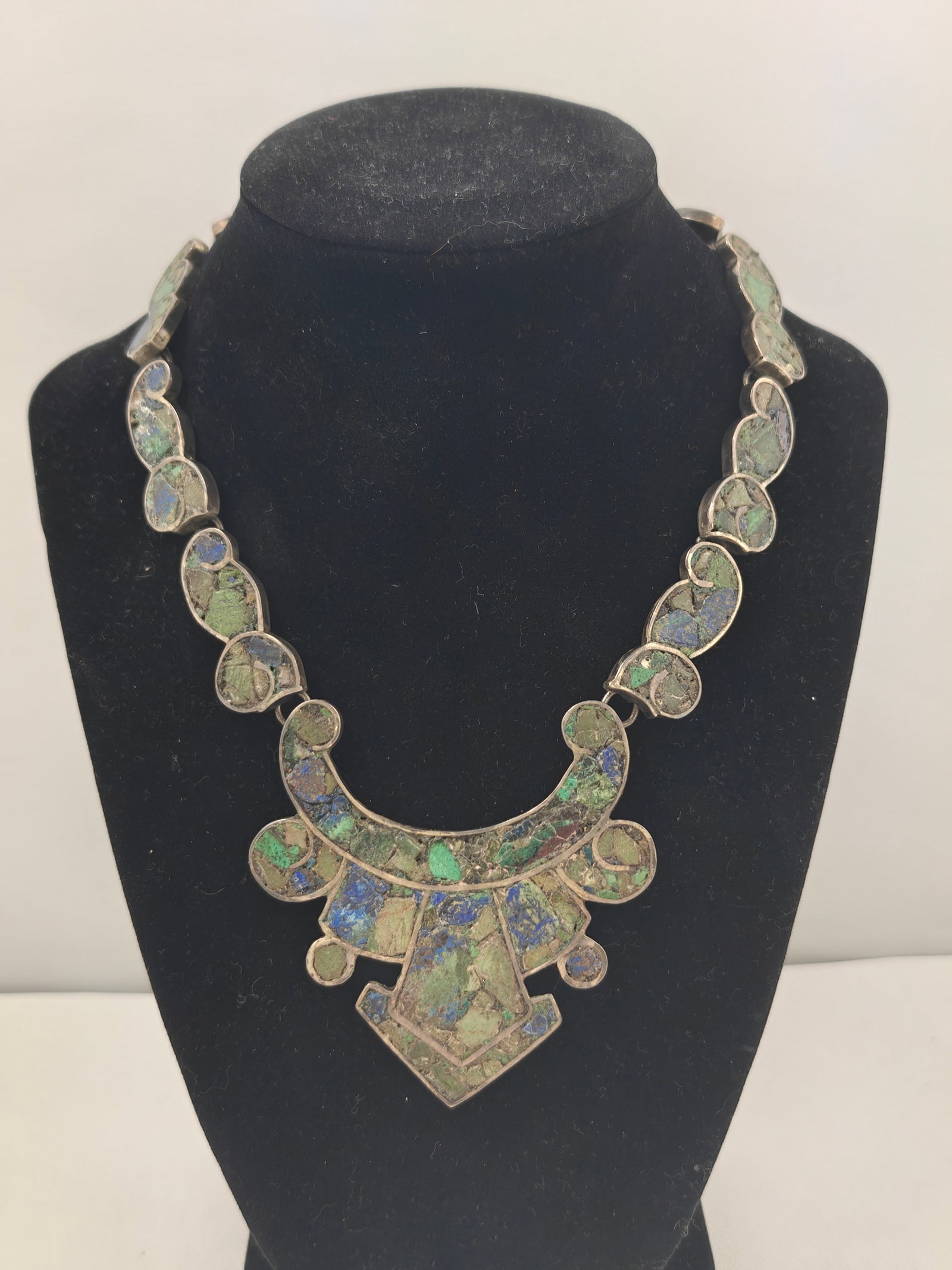 Vintage Taxco Silver Crushed Stone necklace: Striking vintage Mexican sterling silver necklace marked "TAXCO SILVER" on reverse. The necklace features an articulated design with a bold crescent-form central pendant and curved links inlaid with c