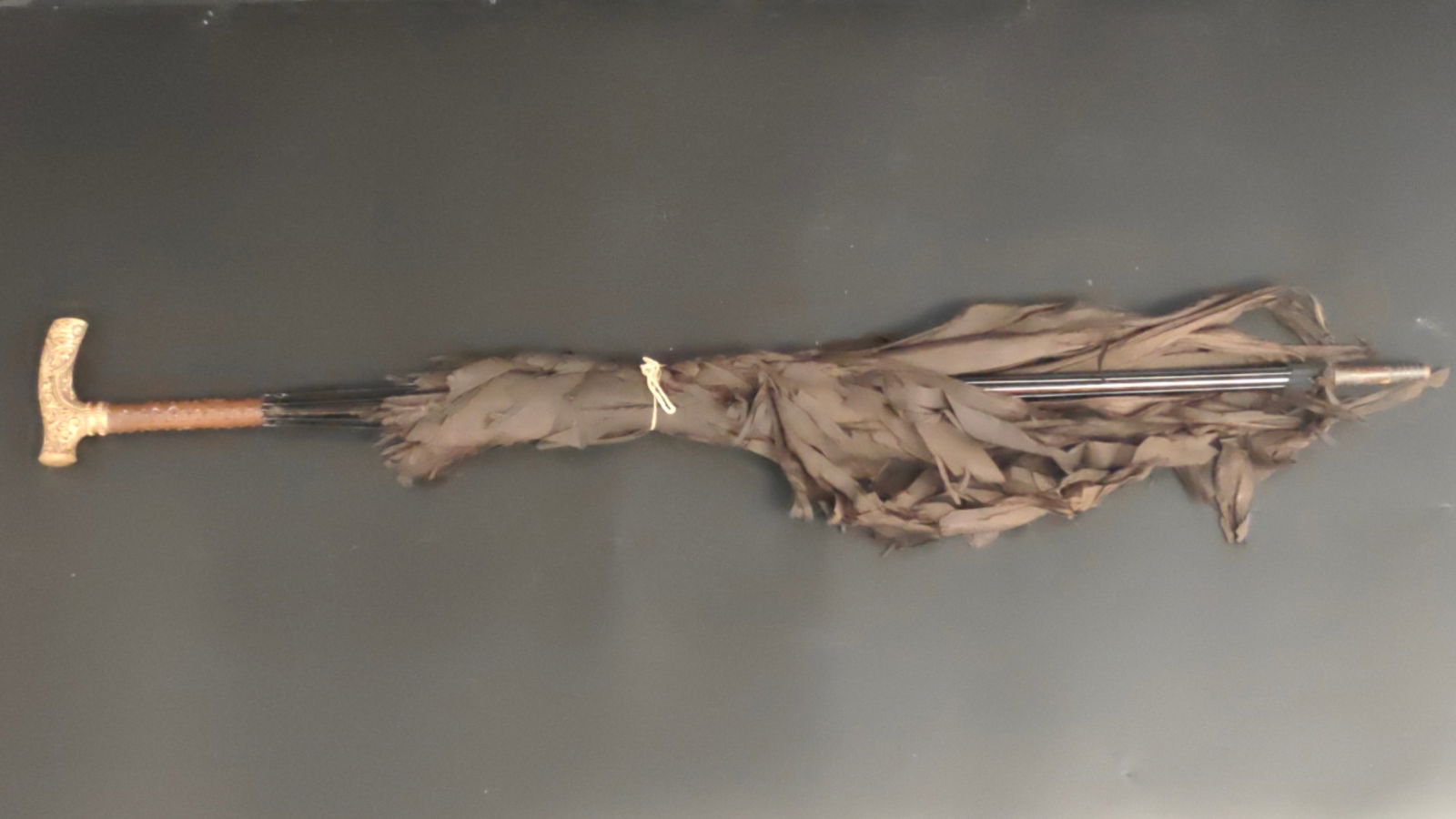 Simons Bros. Gold-Filled Handle Umbrella, Early 20th Century: Early 20th century gentleman’s umbrella featuring a richly engraved gold-filled handle by Simons Bros. The handle displays ornate floral and scroll decoration with a vacant or lightly engraved