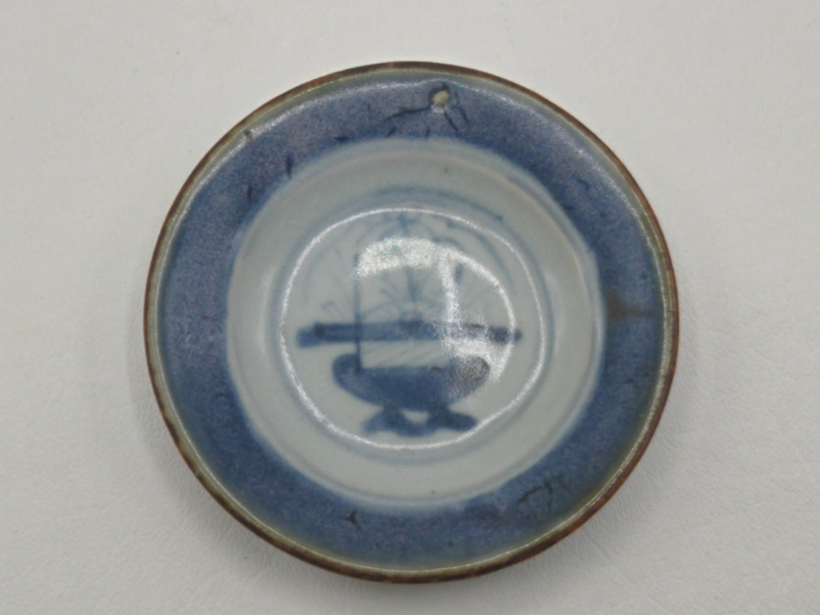 Antique Chinese Tek Sing Shipwreck Porcelain Chrysanthemum Dish (1822): Small antique Chinese porcelain dish recovered from the famous Tek Sing shipwreck, which sank in 1822 in the South China Sea. This piece is part of the cargo salvaged by Captain Michael Hatcher and la