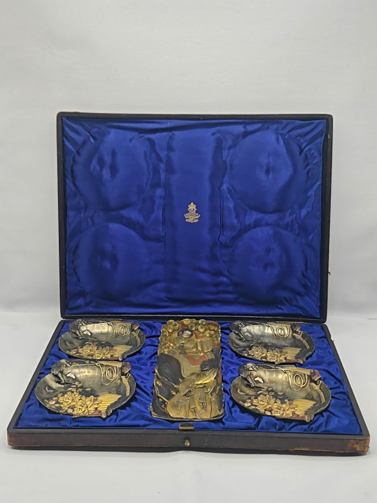 Antique Elkington Silverplate Japanese Style Console Set with Presentation Box: Antique Elkington silverplate console set in a Japanese aesthetic, consisting of four shaped dishes and a central ornamental tray with raised figural and floral decoration in mixed metal tones with gi