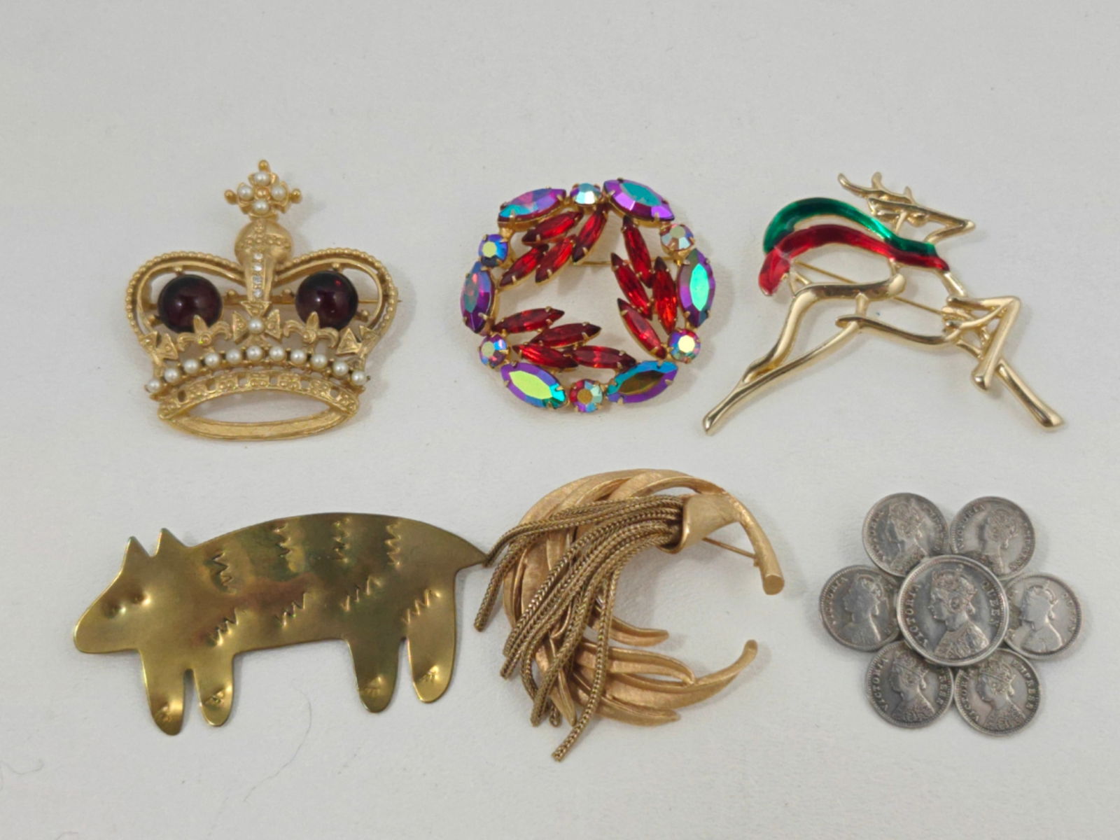 Vintage Brooch Lot (including signed Weiss): Mixed group of vintage costume brooches featuring a variety of styles and materials. Highlights include a signed Weiss rhinestone brooch with oval aurora borealis and red navette stones, along with ad