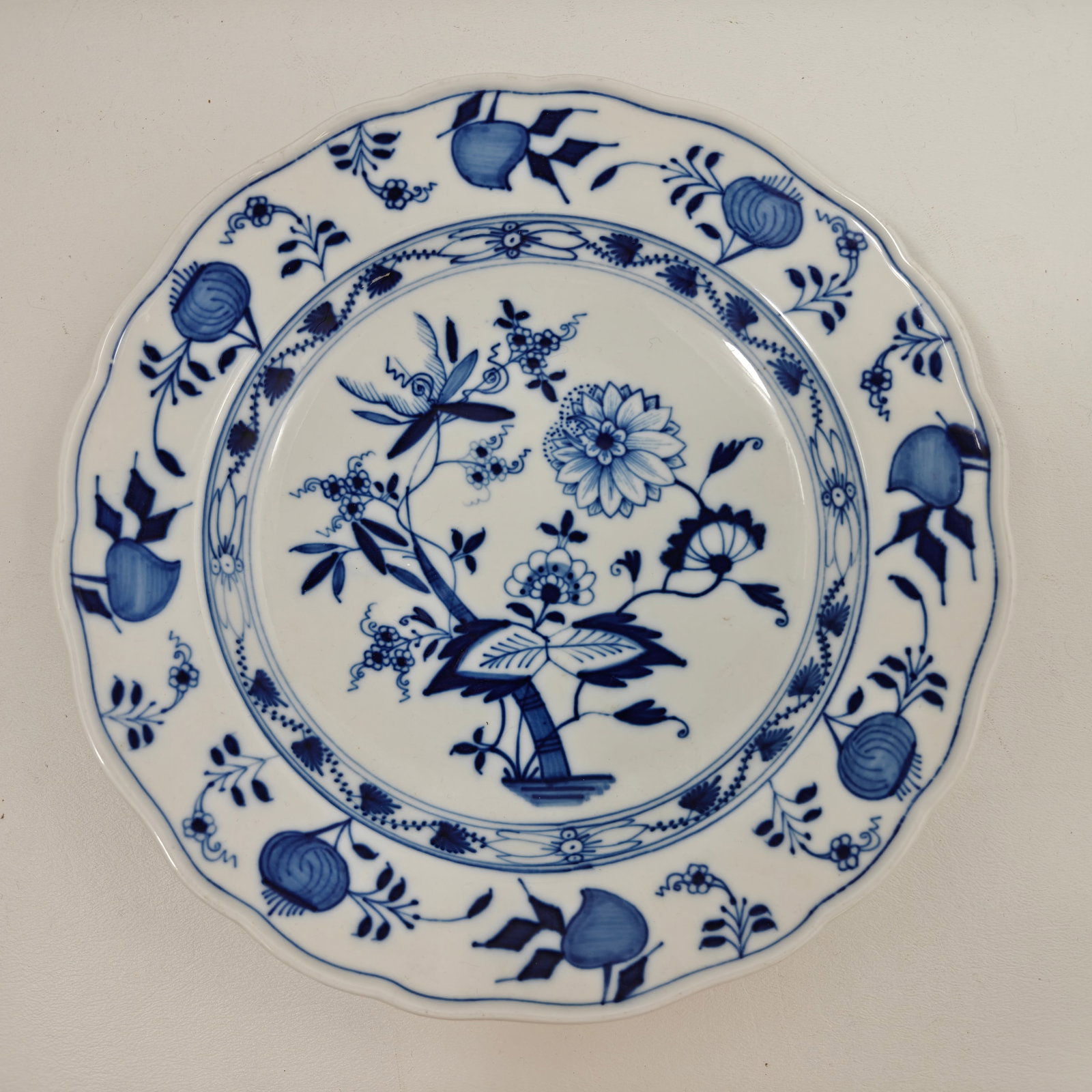 Meissen Blue Onion Porcelain Cabinet Plate: Meissen porcelain cabinet plate decorated in the classic Blue Onion (Zwiebelmuster) pattern with underglaze cobalt blue floral and foliate decoration. The underside bears the underglaze blue crossed s