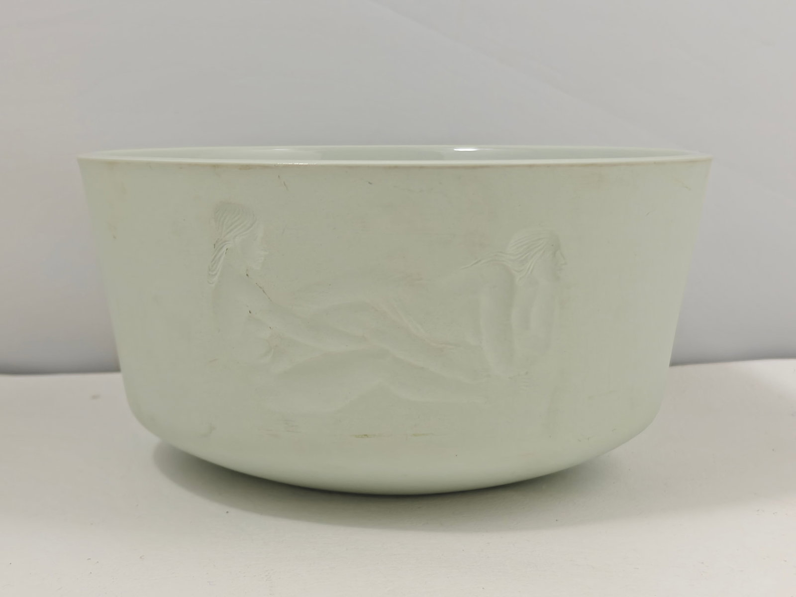 KPM Berlin Blanc de Chine Porcelain Bowl with Classical Relief Decoration: Elegant KPM Berlin porcelain bowl in a soft celadon-white glaze with glossy glazed interior and matte exterior, decorated in low relief with four classical mythological scenes including three depictio