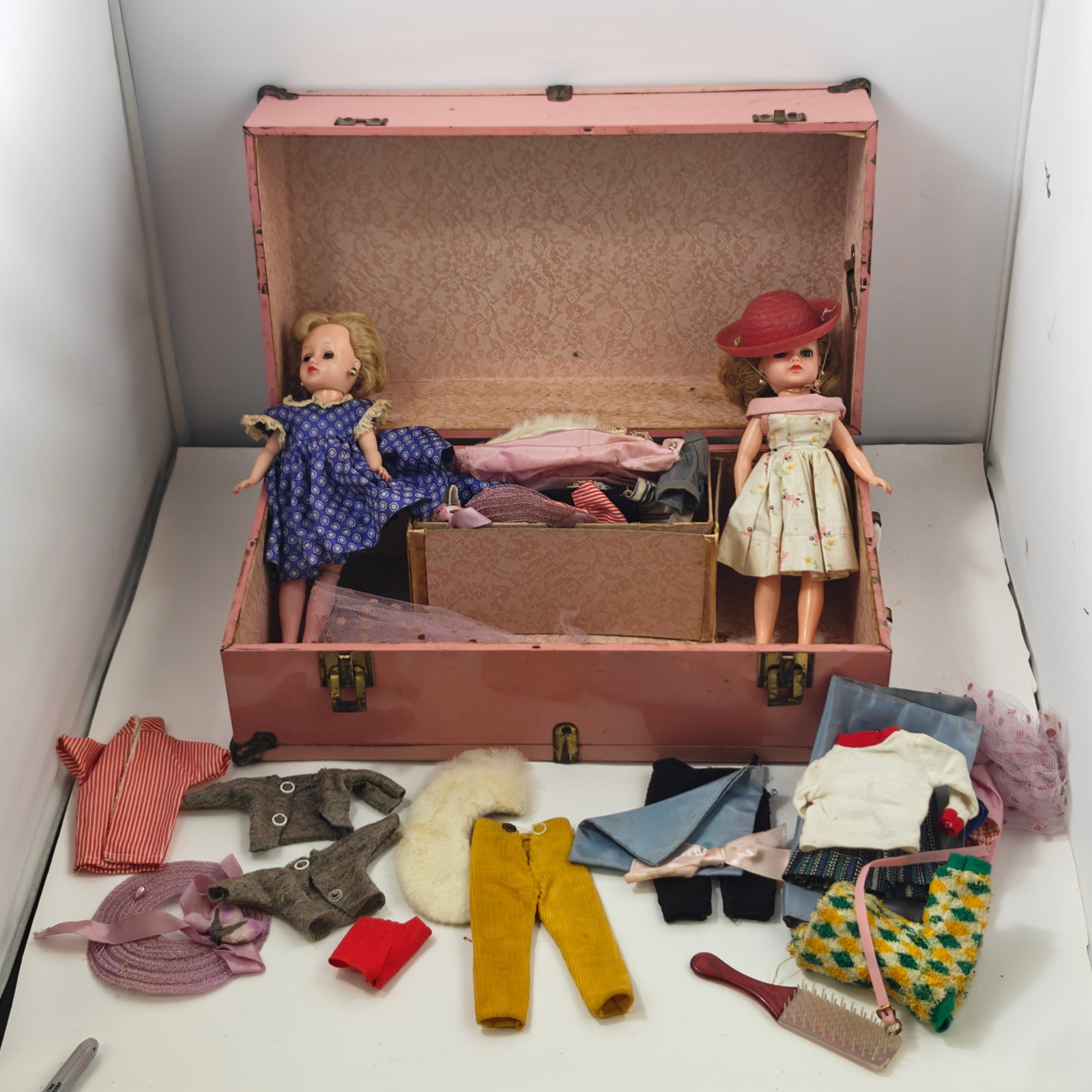 Vintage Miss Revlon Dolls, Wardrobe Trunk & Clothing Lot (1 of 7)