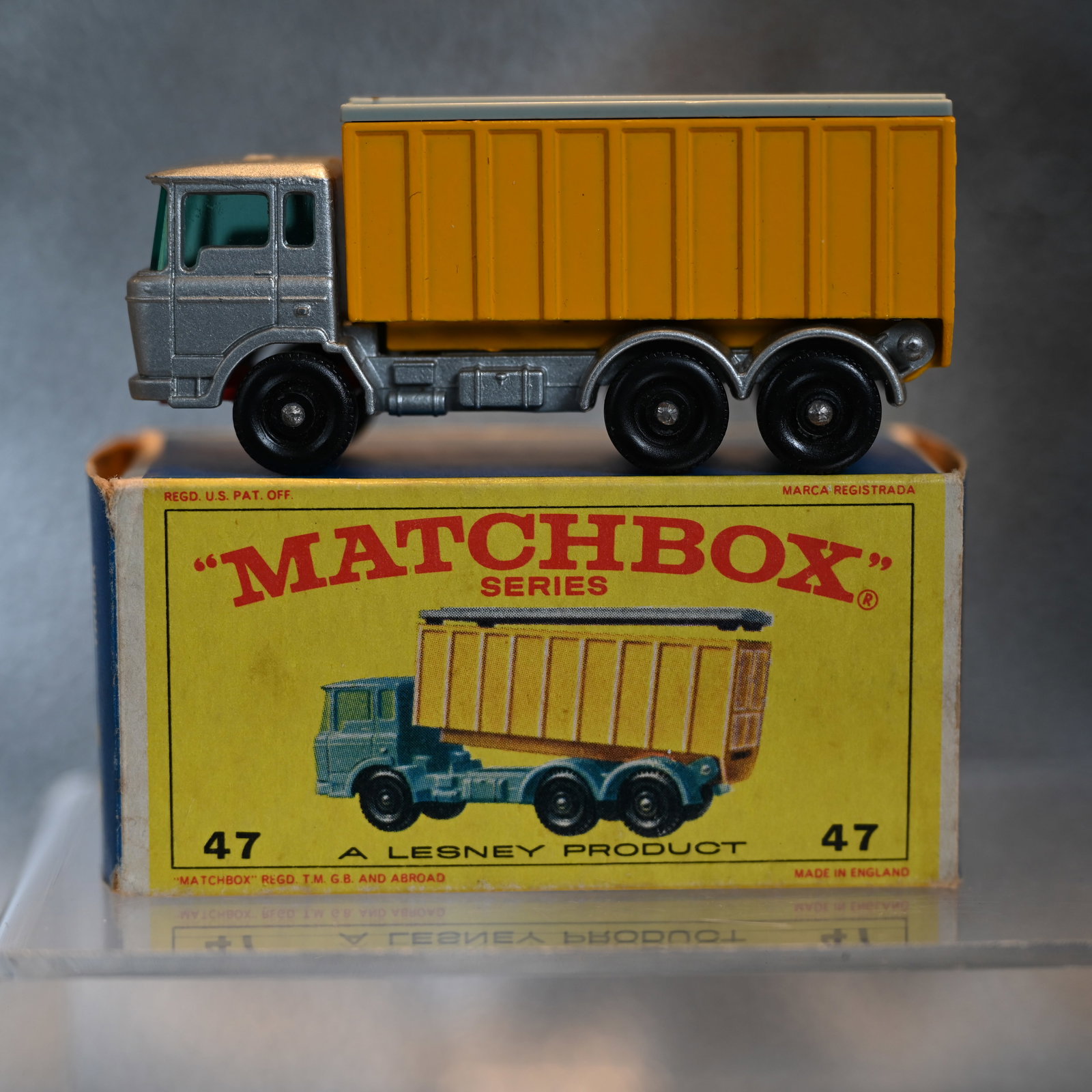 Matchbox New Model 47 - D.A.F. Tipper Container Truck (1 of 10)