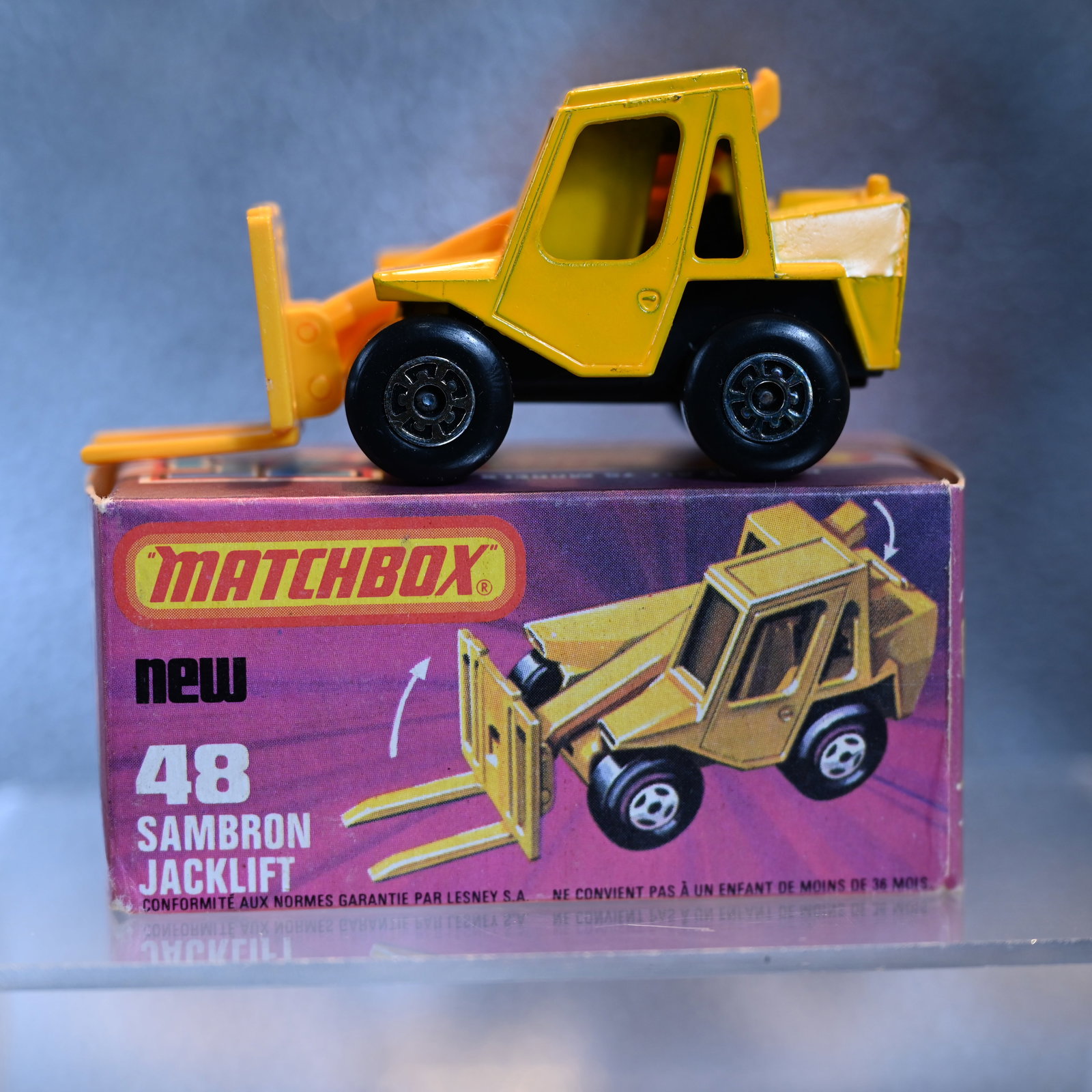 Matchbox New No 48 - Sambron Jacklift - Superfast: Marked: Sambron Jacklift - Lesney Products & Co Ltd 1977 - Made in Endland. On the front axle: Matchbox. On the rear axle: Superfast
