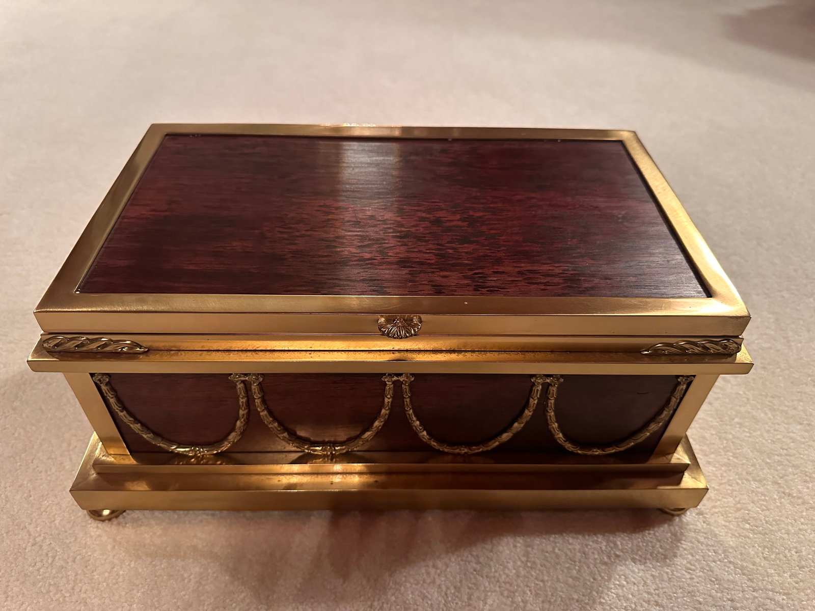 Beautiful jewelry box with brass colored accents: This is a beautiful jewelry box with brass colored accents and a black metal lion on top. The lion can be removed. The size is approximately 16 1/2 long x 10 wide x 12 inches tall. There is a felt typ
