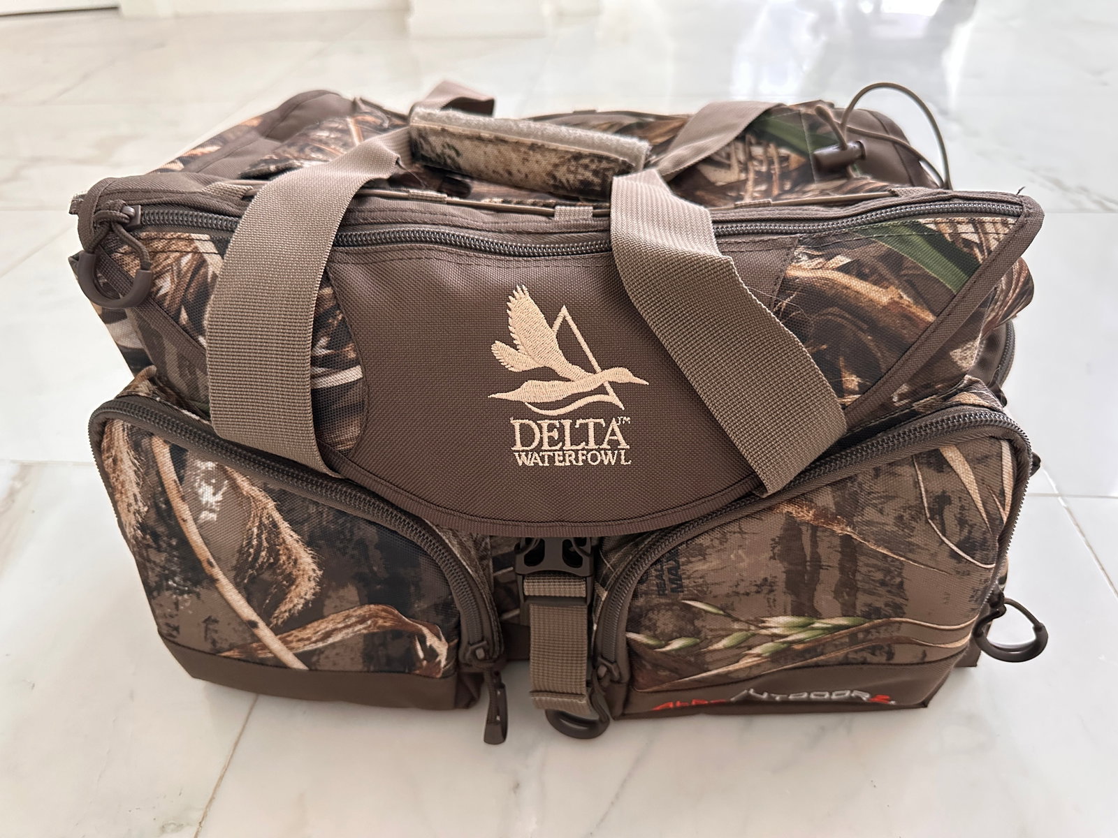 Delta Waterfowl Alps Outdoor Z bag: Delta Waterfowl Alps Outdoor Z bag that is approximately 17 inches long by 13 inches wide by 8 1/2 inches tall. This is perfect for bird hunting. When conducting research about this piece, a similar b