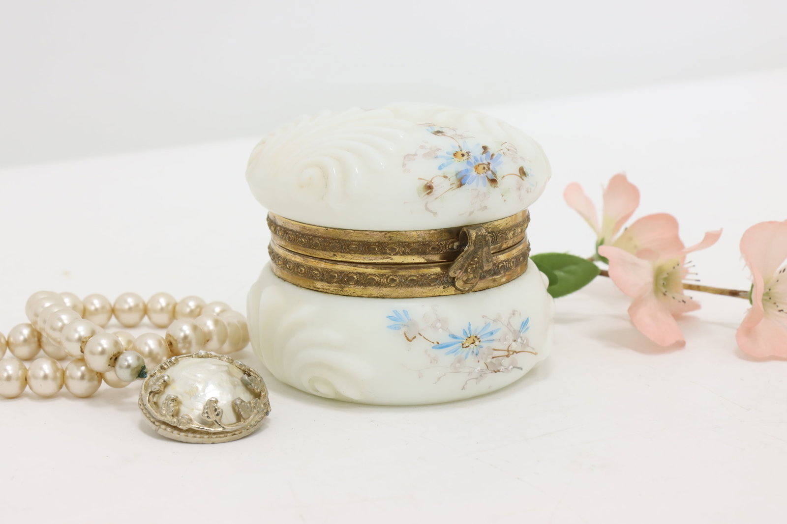 Victorian Antique Trinket or Jewelry Boudoir Jar, Wave Crest #47045 (1 of 11)