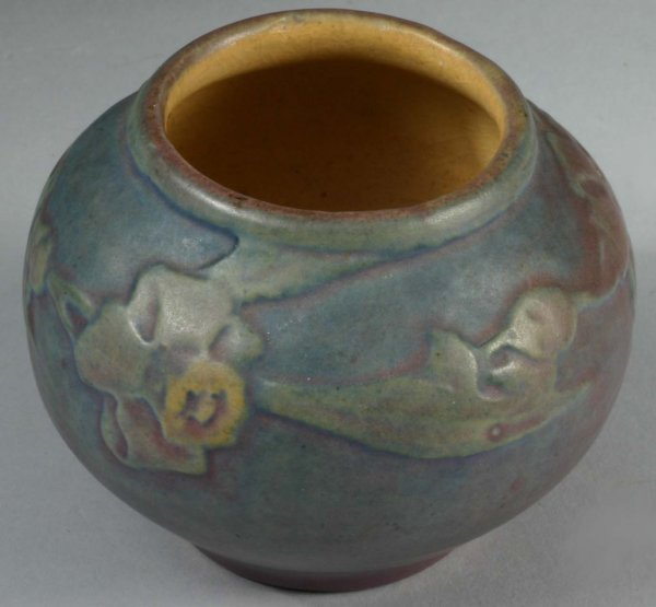 Newcomb Bowl: Newcomb Art pottery bowl, 2.5 inch matte glaze with band of Daffodils, Sadie Irvine