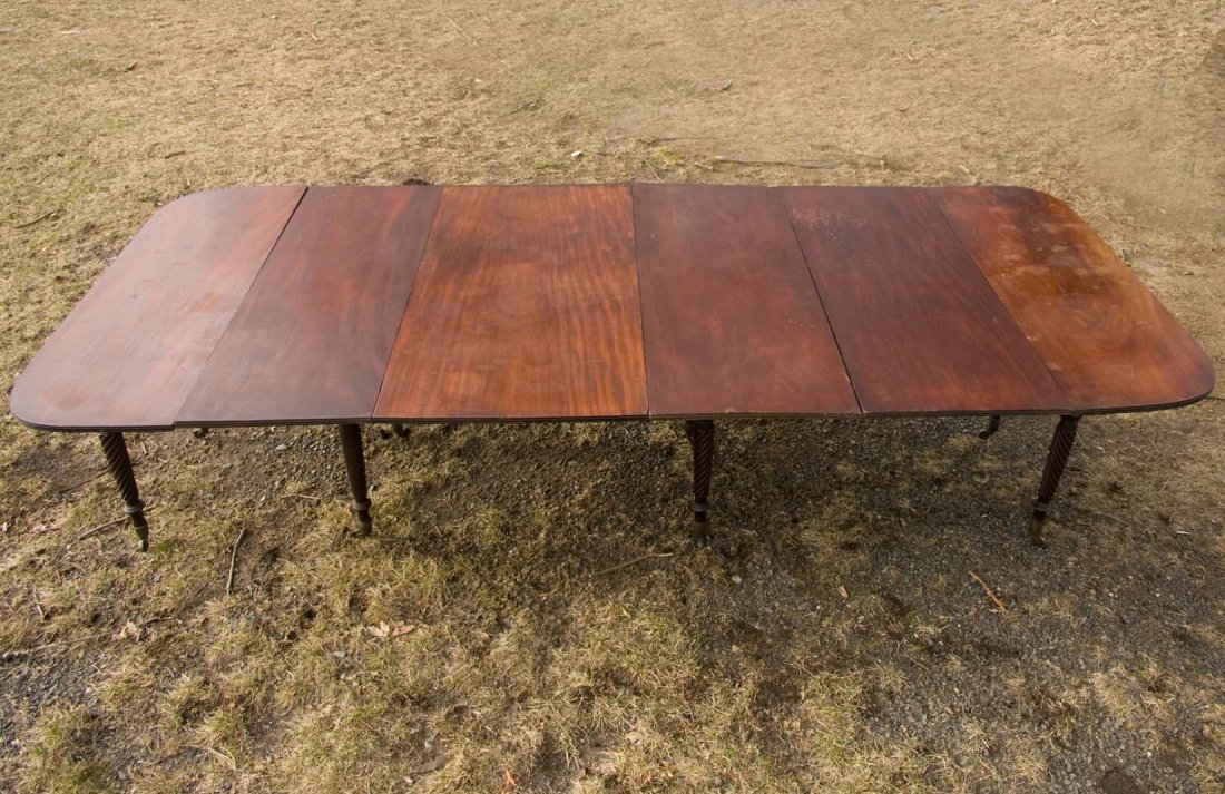Sheraton Extendable Dinning Table With 5 Leaves: Boston Sheraton extendable dinning table with 5 leaves. Height 28.75", top closed dimensions 24.25" x 53.5", with leaves 117.5"