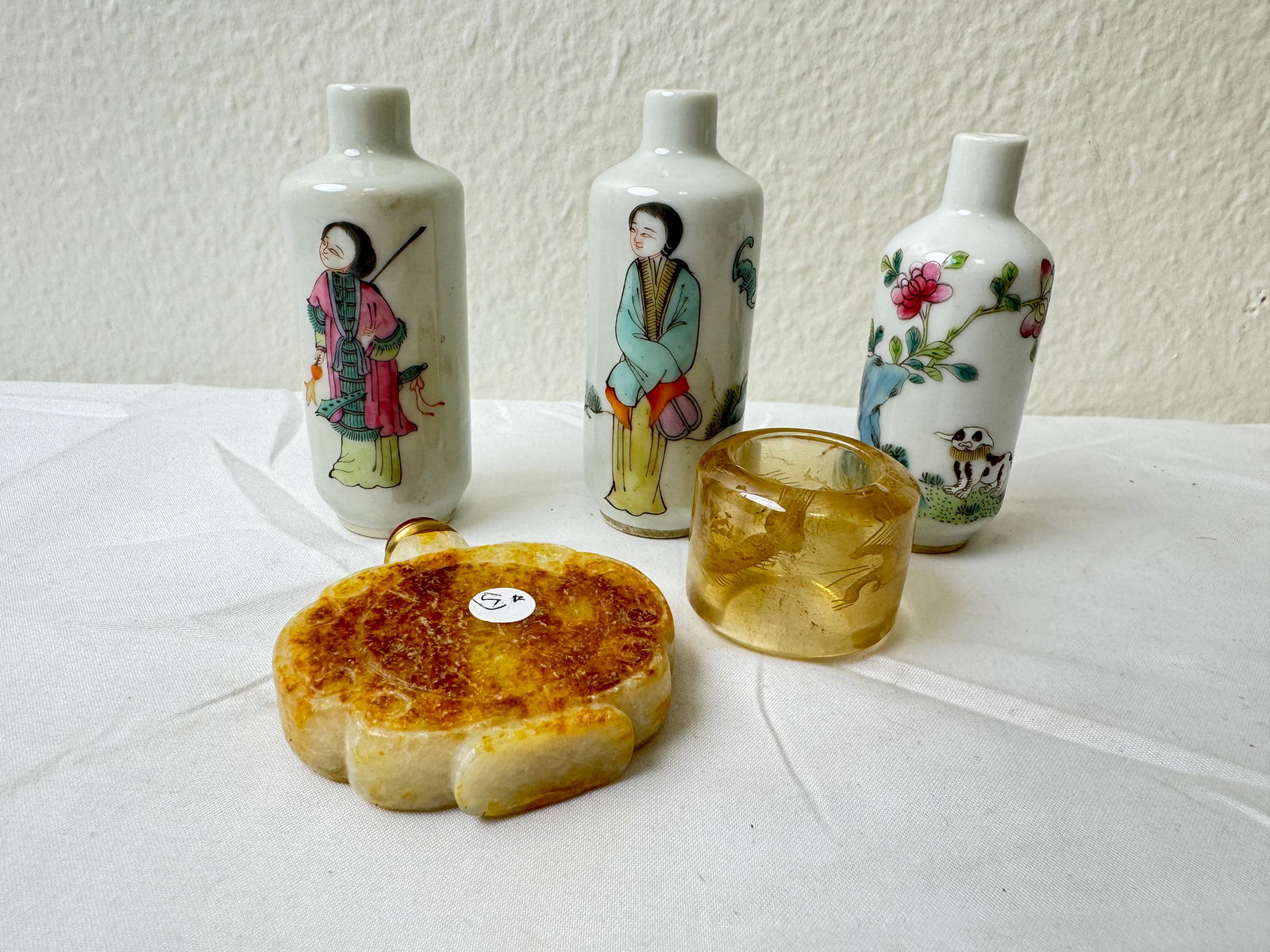 4 Pieces of Chinese Snuff bottles and one Ring: 4 Pieces of Chinese Snuff bottles and one Ring