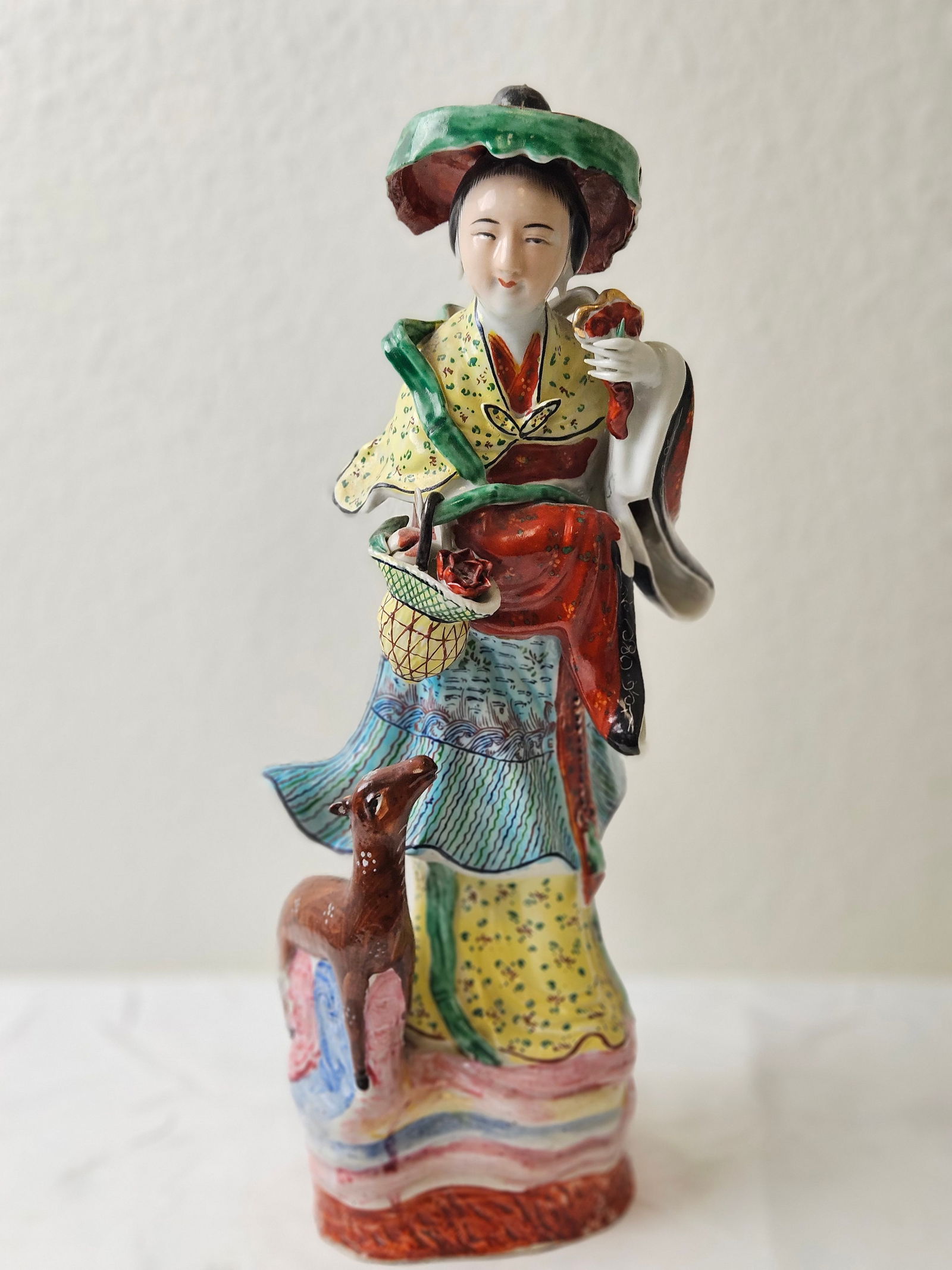 Chinese Antique Porcelain Figurine: Chinese Antique Porcelain Figurine