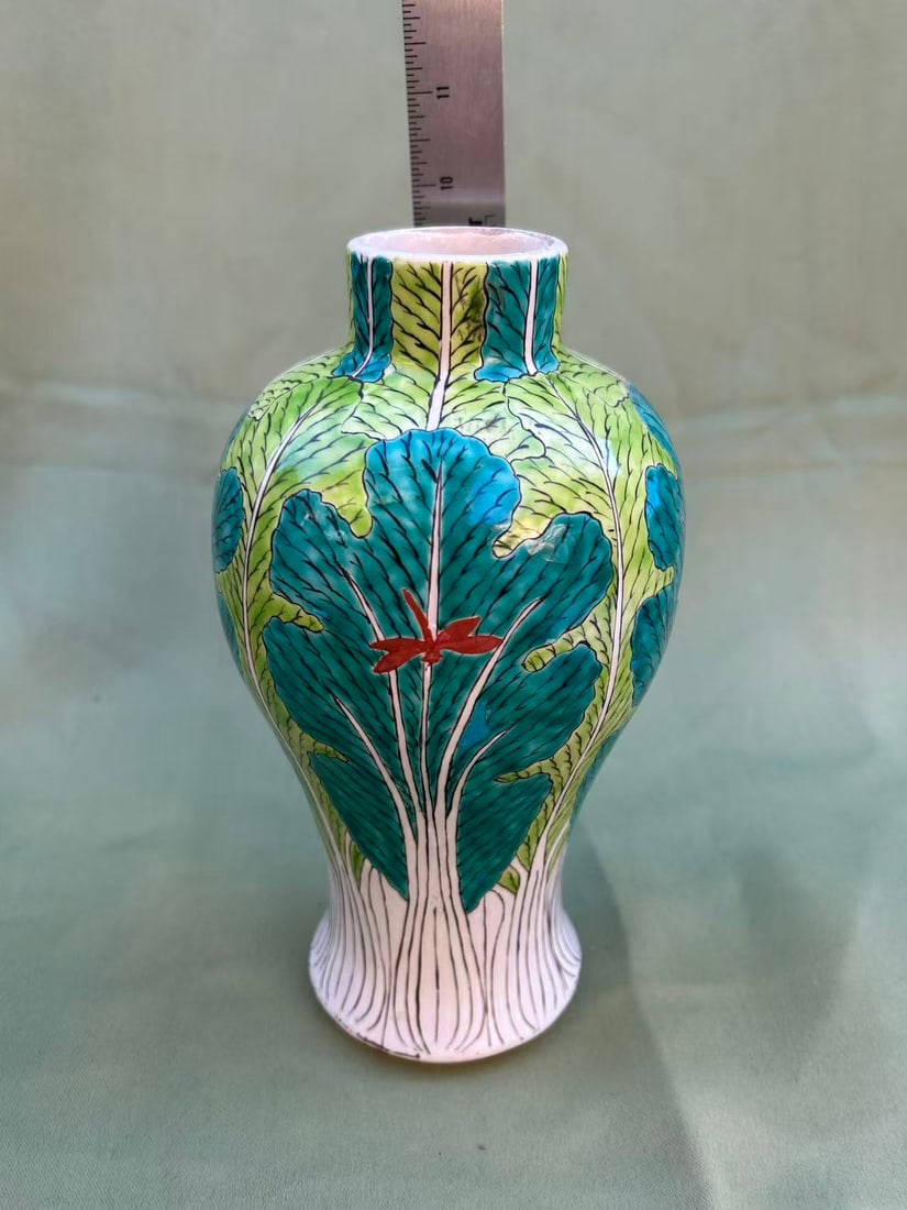 A famille rose vase, China, antique: A famille rose vase, China, antique