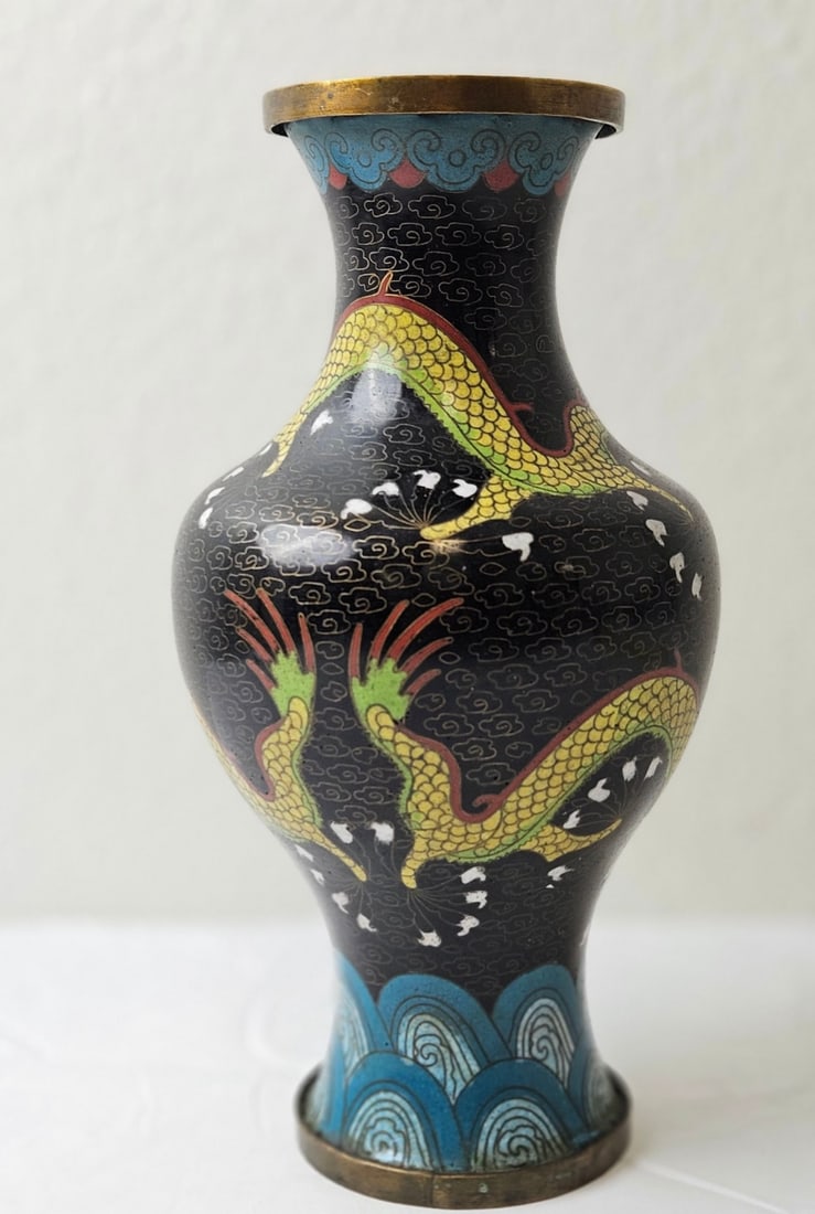 Chinese Qing dynasty Cloisonne Dragon Vase: Chinese Qing dynasty Cloisonne Dragon Vase