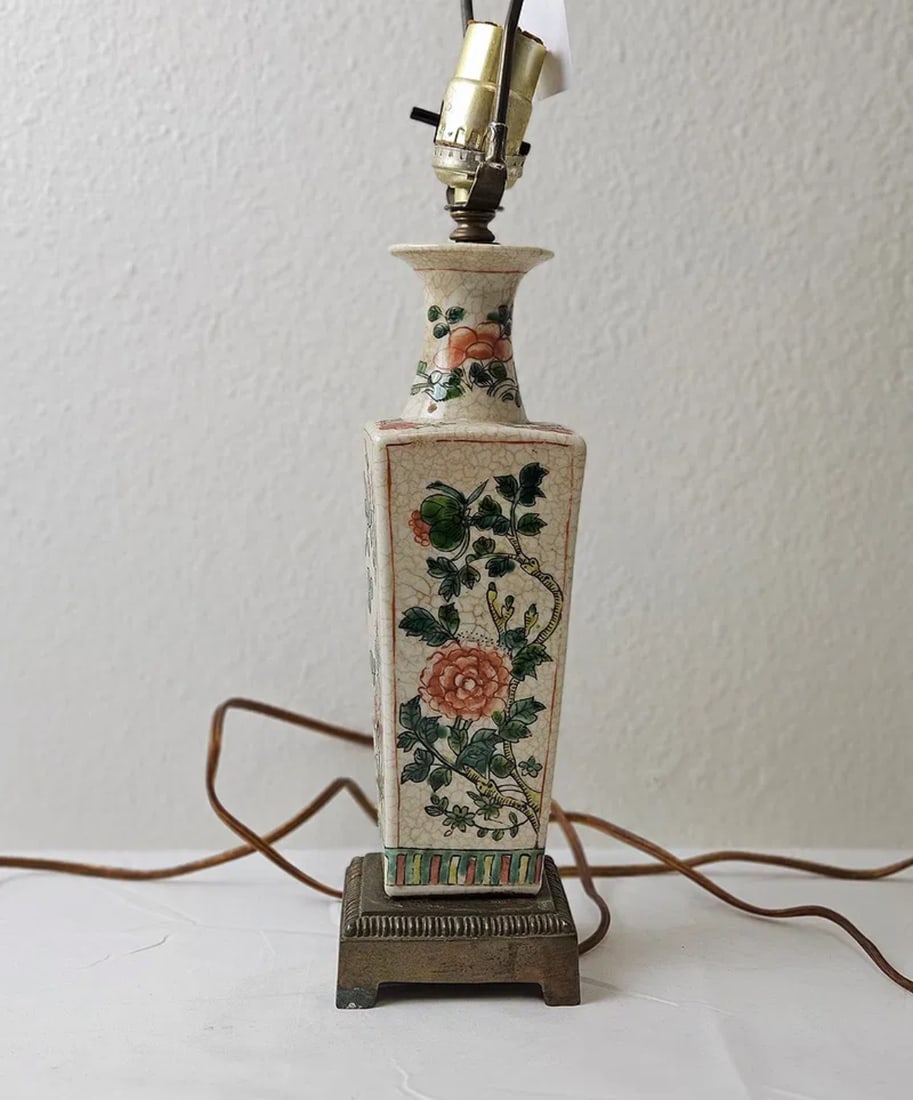 Chinese Qing Dynasty Famille Rose Bird and Flower Lamp: Chinese Qing Dynasty Famille Rose Bird and Flower Lamp