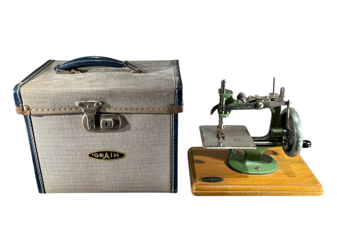A VINTAGE GRAIN PORTRABLE SEWING MACHINE IN GREEN Housed in original carrying case. (sewing (1 of 4)