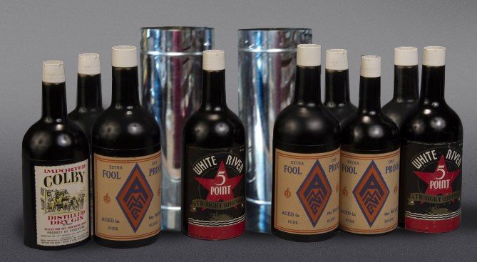 Multiplying Bottles -Abbott: 9 bottle set made of spun brass. Customized labels. Two chrome plated tubes. For the perennial “Passe Passe” bottle effect with the final production of a total of 9 bottles. Condition: Very Good.