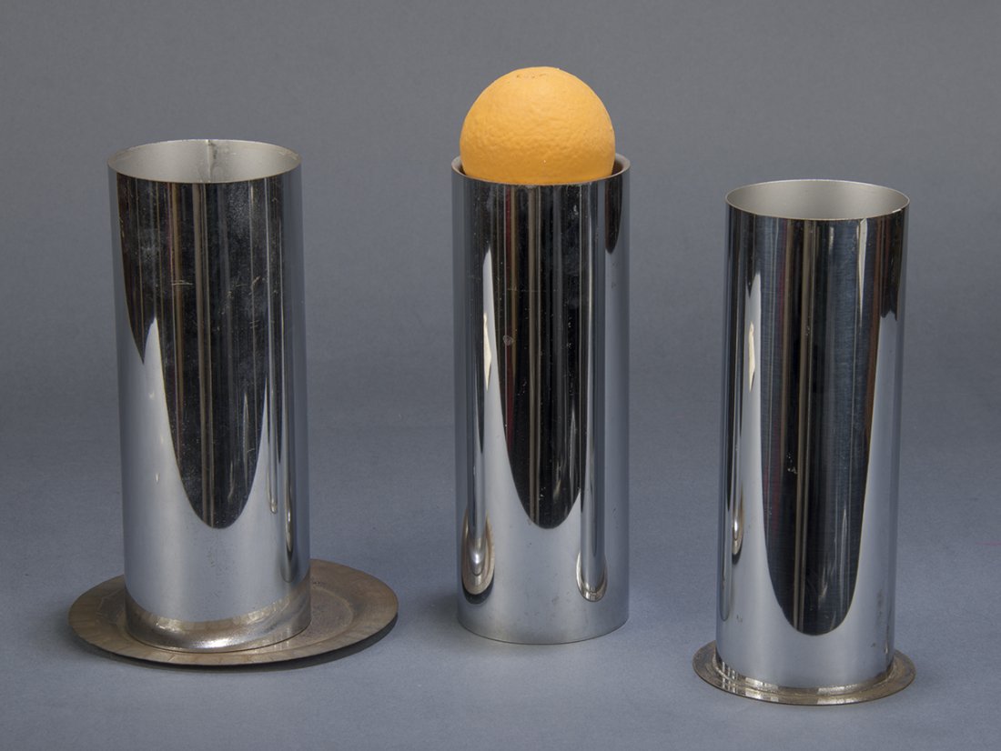 FRUITEE-JUICEE - ABBOTT: Circa 1950. Very, very rare. Oranges and lemons placed into a beautiful chromed cylinder change to orange juice and lemonade. Finely crafted and detailed metal-work. Supplied with all necessary cylind