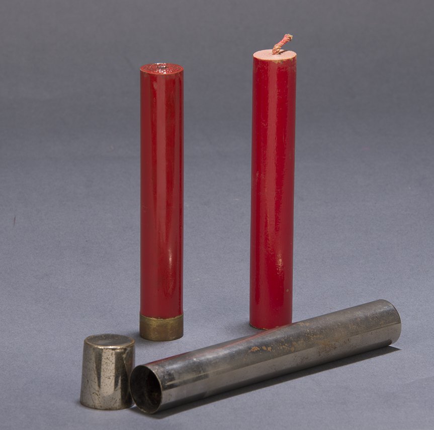 CHING SOO FIRECRACKER - PETRIE & LEWIS: Another classic. The over-sized firecracker vanishes from a metal tube, only to re-appear on a kid's back. Condition: Good.