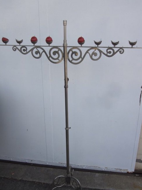 Billiard Balll Stand Conradi? (1 of 2)