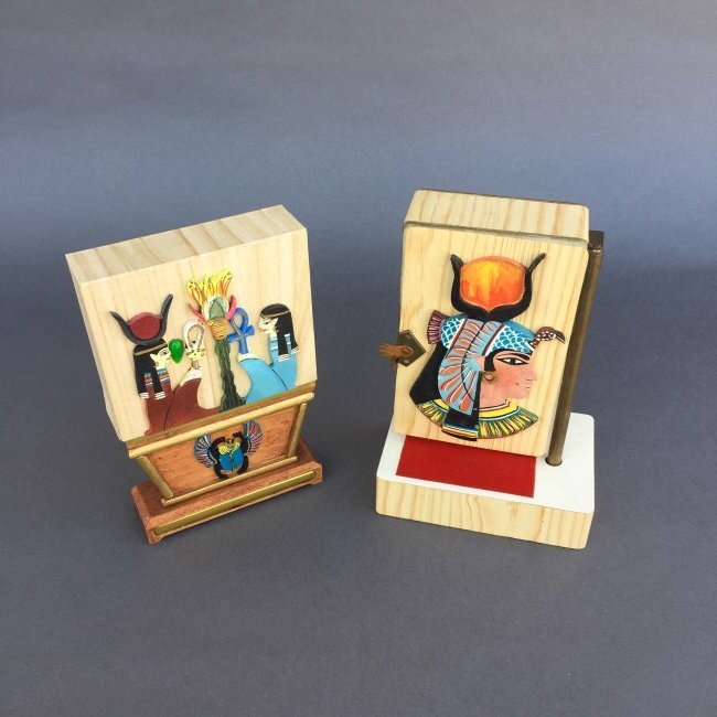 The Love Mummy’s or The Chatty Ones: German. Made by Mixtum Compositum? From a rough German transition: Three differently colored mummies are shown and said to be women who may have slept with the pharoah.One of the mummies is chosen to