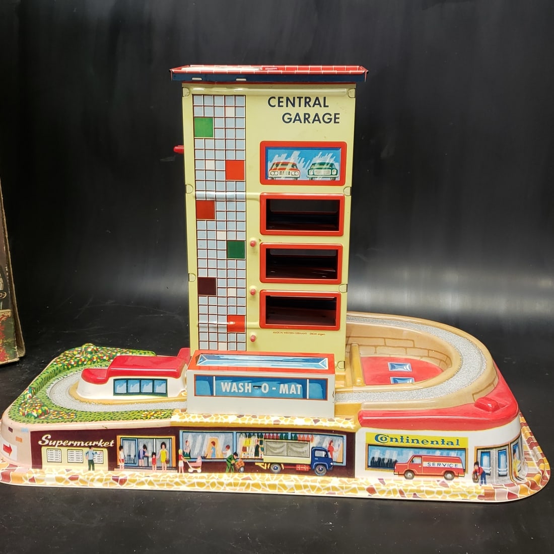 Technofix 321 Central Garage 1968 Tin Toy (1 of 17)