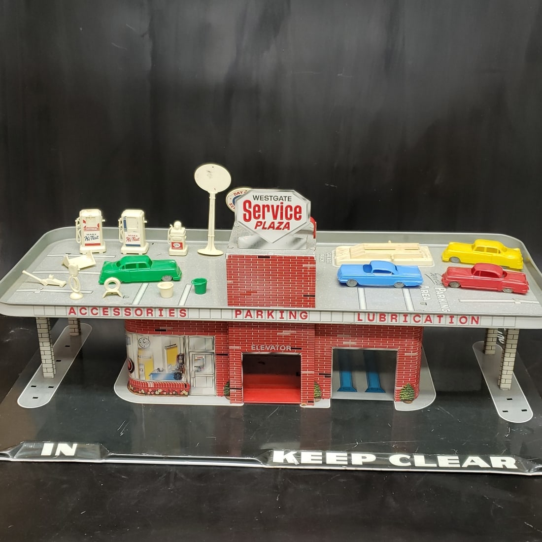 Marx Westgate Service Plaza Tin Litho Playset (1 of 14)