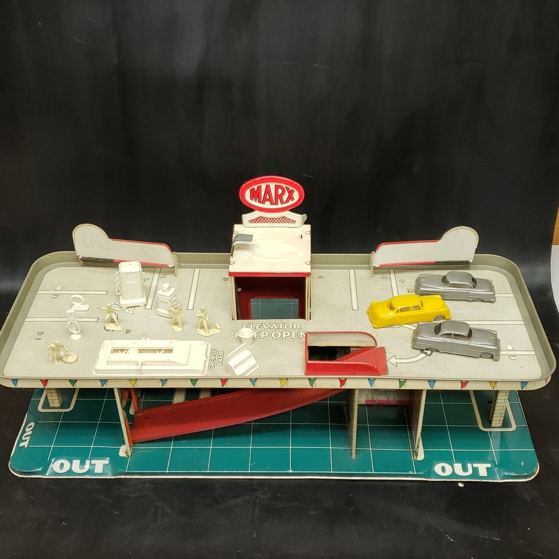 Marx Service Center Day & Nite Lubritorium Tin Litho Playset (1 of 18)