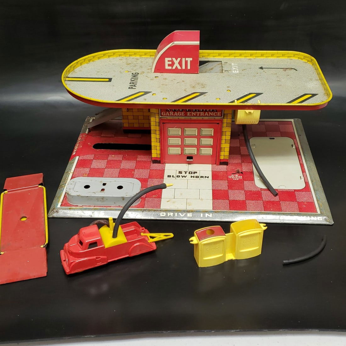 Superior Service Station Garage Tin Litho Toy (1 of 10)