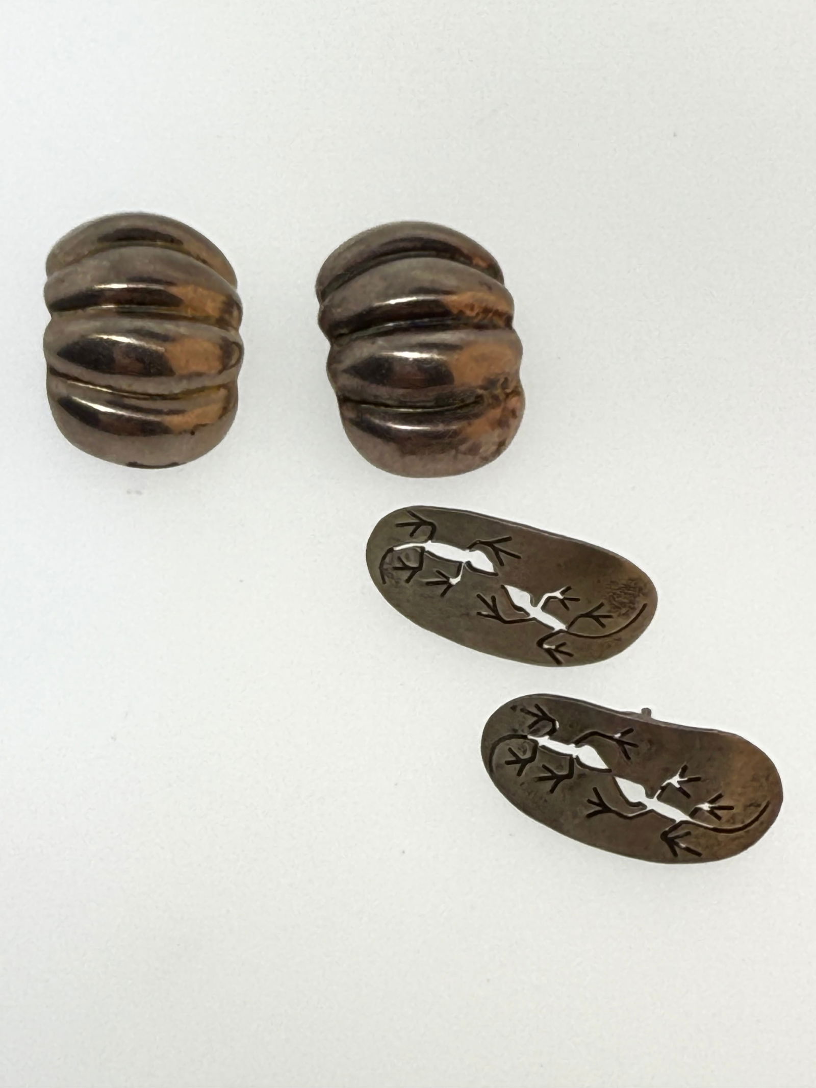 Two Pairs Sterling Earrings Salamander and Shell Design 12.5g (1 of 4)