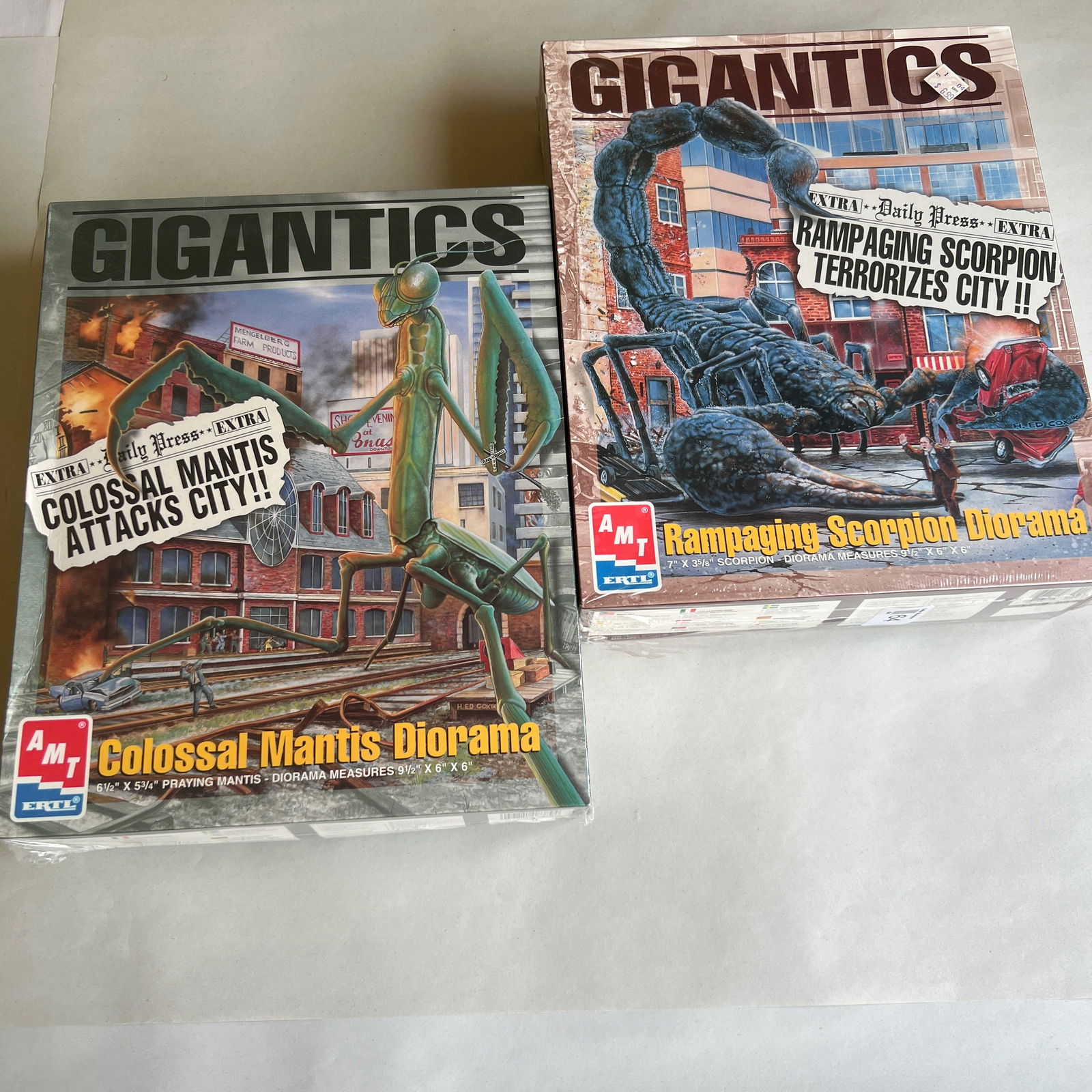 2 x AMT Gigantics Model Kits - Rampaging Scorpion Colossal Mantis: 2 x AMT Gigantics Model Kits - Rampaging Scorpion Colossal Mantis ESTATE