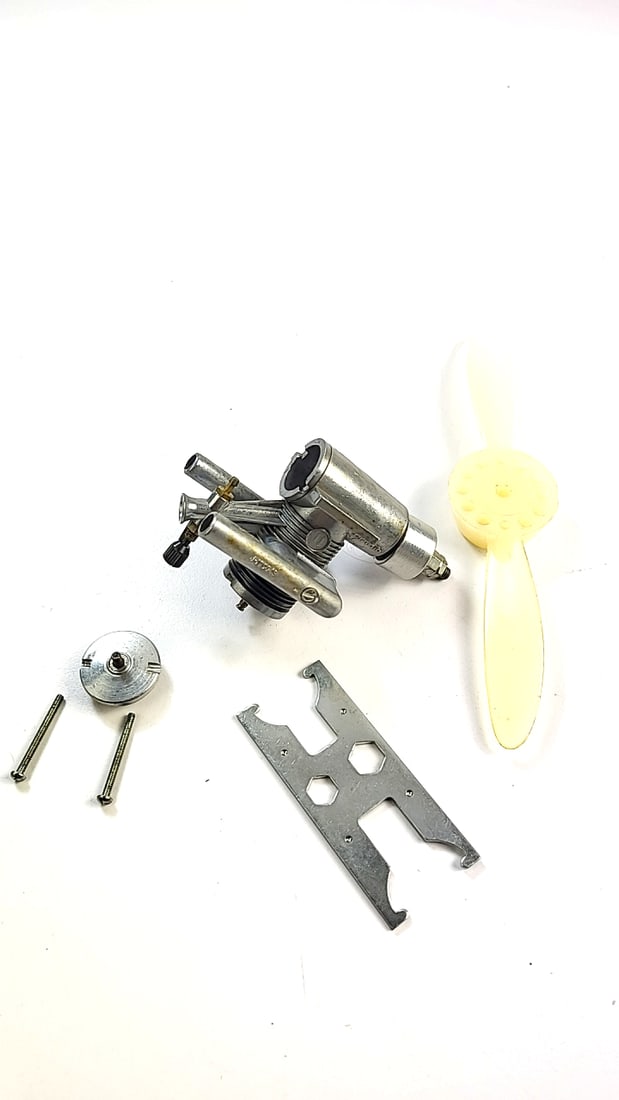 Vintage Model Airplane Engine -  Gilbert 11 (1 of 5)