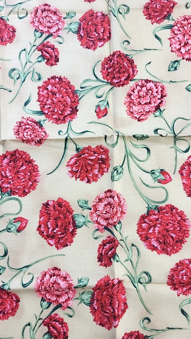 The State Flowers Collection by Susan Ellis Ohio Scarlet Carnation 22 X 18: Large assortment of vintage fabric from an estate. Fabric is described as per the bolt it is on and measurements are approximate based on the updated bolt markings and counting wraps.Local pick up is 