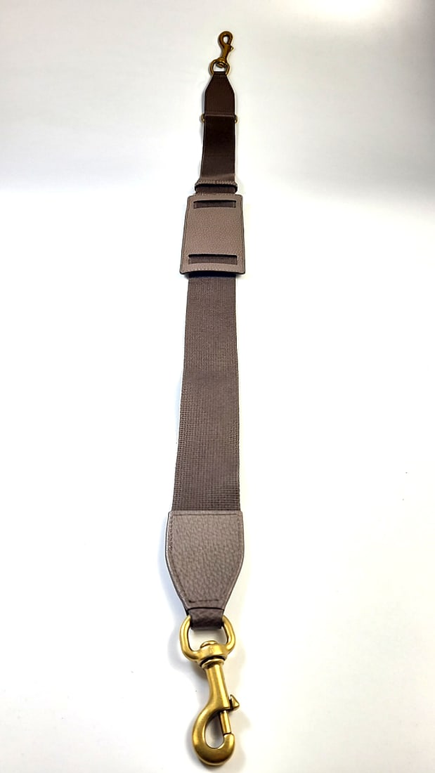 Gucci Mystery "Gucci Belt Bag" Shoulder Strap 44": This is an estate auction in Seattle WA featuring lady’s accessories and jewelry as well as other estate items.This auction offers local pick up in the Seattle area on 8/30 between 10am-3pm. If 