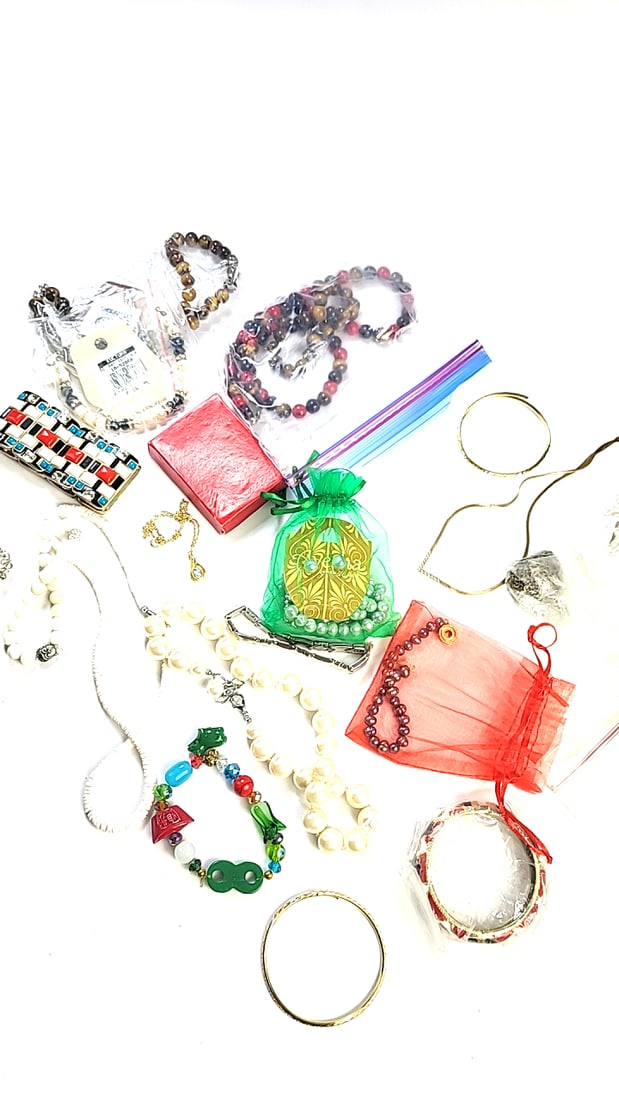 Mixed Jewelry Lot - Bracelets, Necklaces, Bags, and Beads - Multicolor - Pre-owned: This is an estate auction in Seattle WA featuring lady’s accessories and jewelry as well as other estate items.This auction offers local pick up in the Seattle area on 8/30 between 10am-3pm. If 