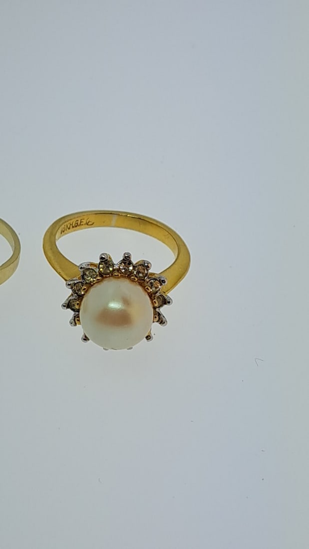 Pair of Gold Plate Fashion Rings Size 7: This is an estate auction in Seattle WA featuring estate jewelry and collectibles.This auction offers local pick up in the Seattle area on 9/13 between 10am-3pm. If you intend to pick up please ensure