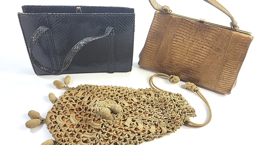 Trio of vintage handbags / purses: This is an estate auction in Seattle WA featuring artwork, furniture, and general estate items.This auction offers local pick up in the Seattle area on 9/13 between 10am-3pm. If you intend to pick up,