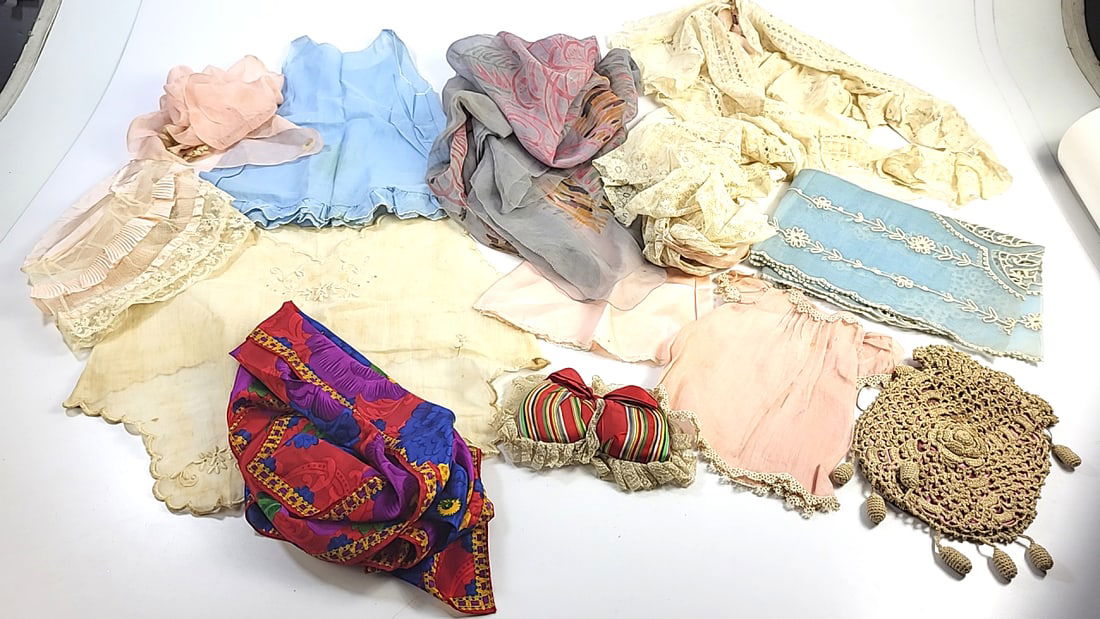 Selection of vintage linens: This is an estate auction in Seattle WA featuring artwork, furniture, and general estate items.This auction offers local pick up in the Seattle area on 9/13 between 10am-3pm. If you intend to pick up,