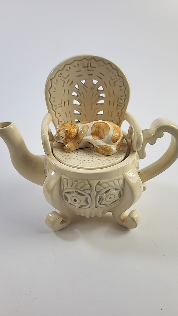 Fitz and Floyd Ceramic Cat Themed Teapot: This is an estate auction in Seattle WA featuring artwork, furniture, and general estate items.This auction offers local pick up in the Seattle area on 9/13 between 10am-3pm. If you intend to pick up,