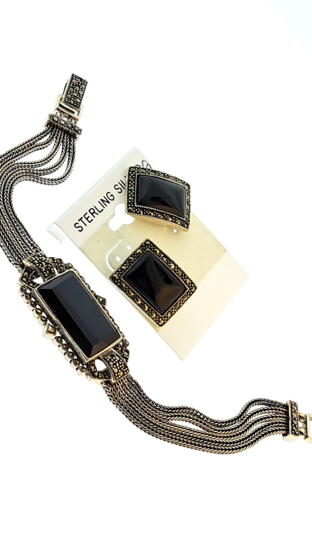 Sterling And Onyx Earring And 7in Bracelet Set 29g: This jewelry auction is part of an estate sale on 11/7 in Edmonds WA. Pick up will be at the sale, details here https://www.estatesales.net/WA/Edmonds/98026/4683240. Items tested using Kee gold tester