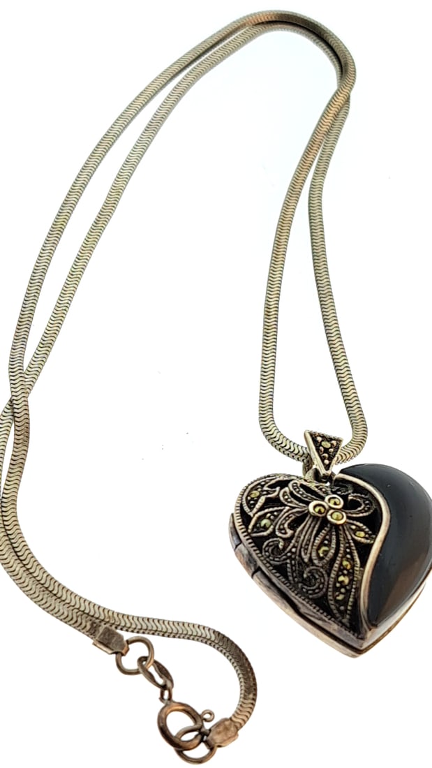 Sterling Heart Locket Necklace Black Stone Filigree Design Adjustable Chain Retro: This jewelry auction is part of an estate sale on 11/7 in Edmonds WA. Pick up will be at the sale, details here https://www.estatesales.net/WA/Edmonds/98026/4683240. Items tested using Kee gold tester